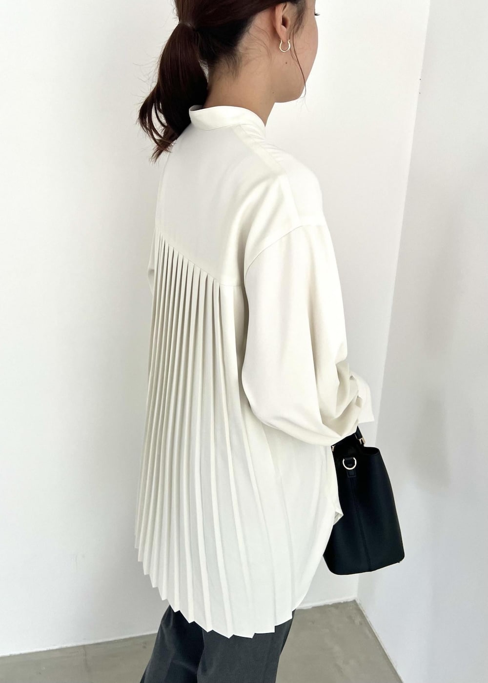 ブラック系のローファー、ブラック系のショルダーバッグ、グレー系のその他パンツを着用したレディースの冬コーディネートの5枚目の写真