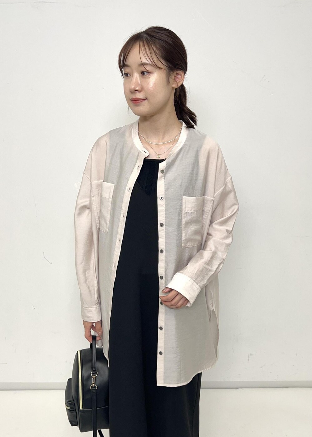 ブラック系のタンクトップ、ブラック系のバックパック/リュック、ブラック系のワンピースを着用したレディースの夏コーディネートの6枚目の写真