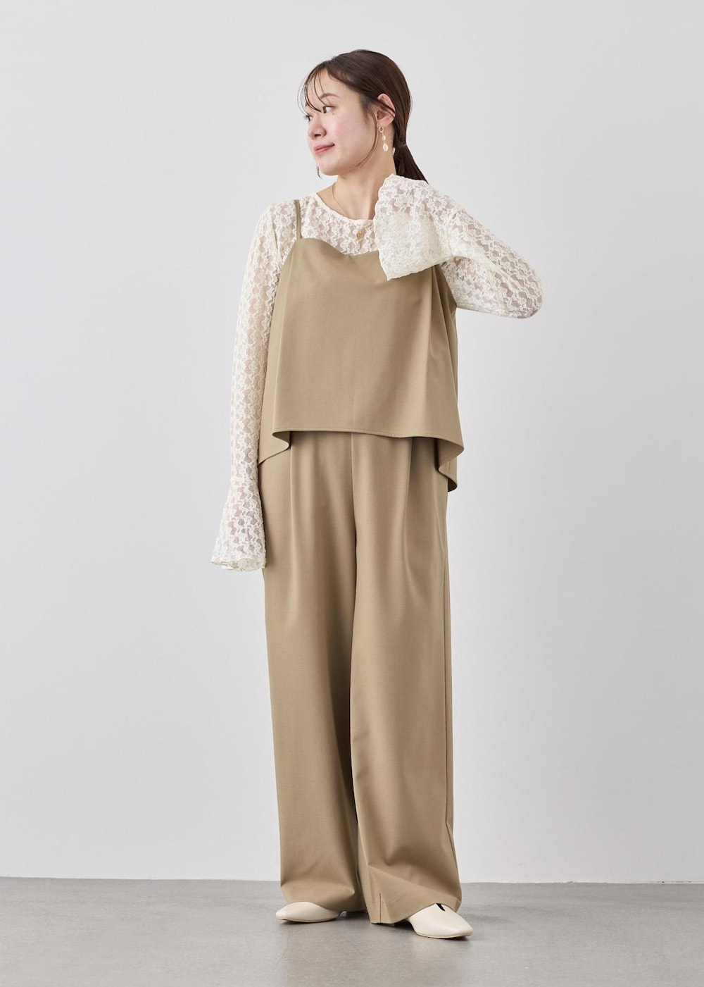 ベージュ系のつなぎ/オールインワン、ホワイト系のTシャツ/カットソー、ホワイト系のパンプスを着用したレディースの冬コーディネートの3枚目の写真