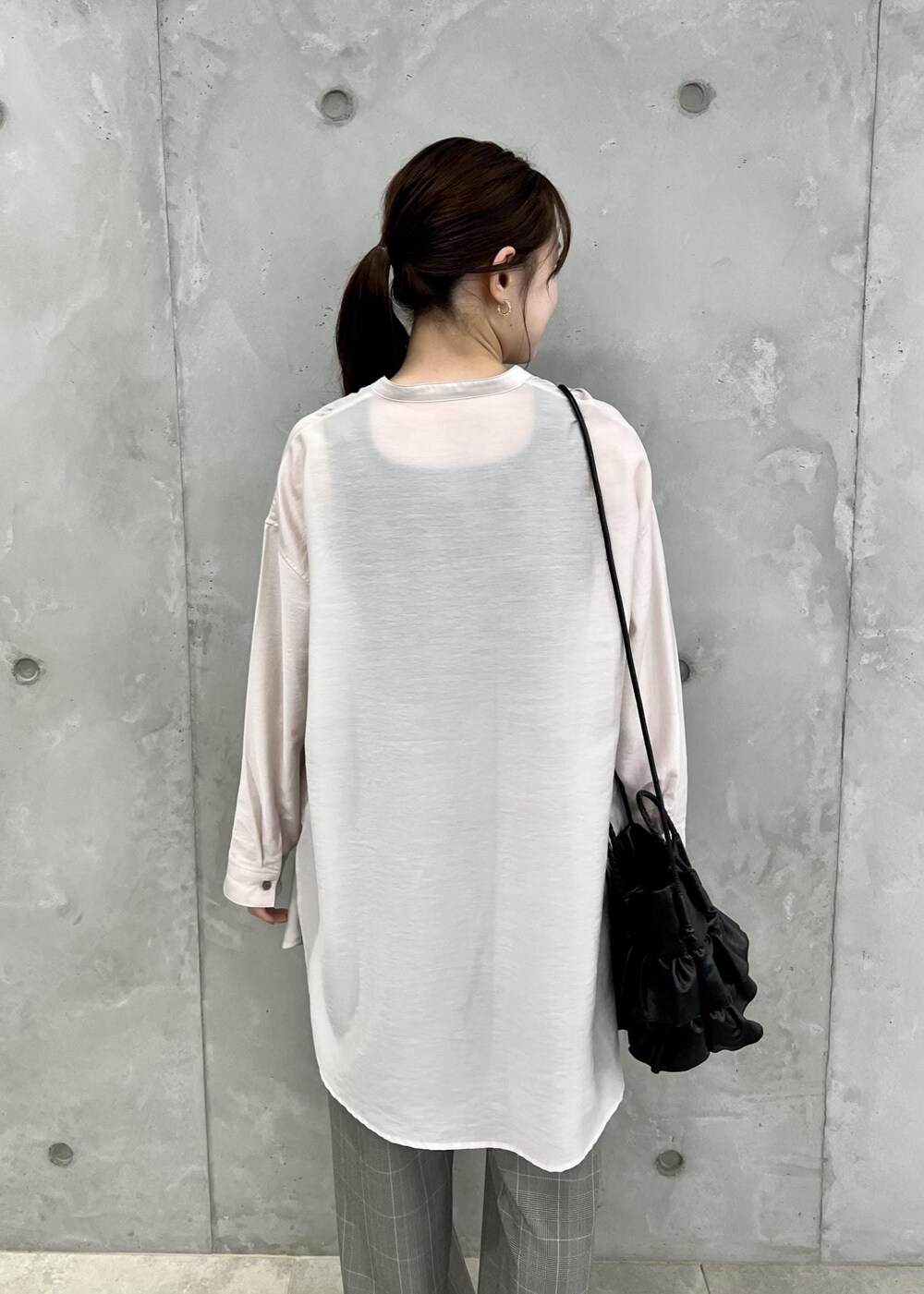 グレー系のその他パンツ、ブラック系のサンダル、ブラック系のショルダーバッグを着用したレディースの夏コーディネートの6枚目の写真