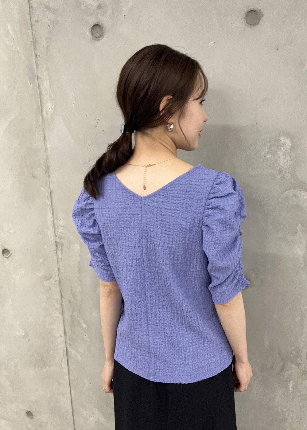 ブルー系のTシャツ/カットソー、ブラック系のサンダル、ブラック系のスカートを着用したレディースの夏コーディネートの5枚目の写真