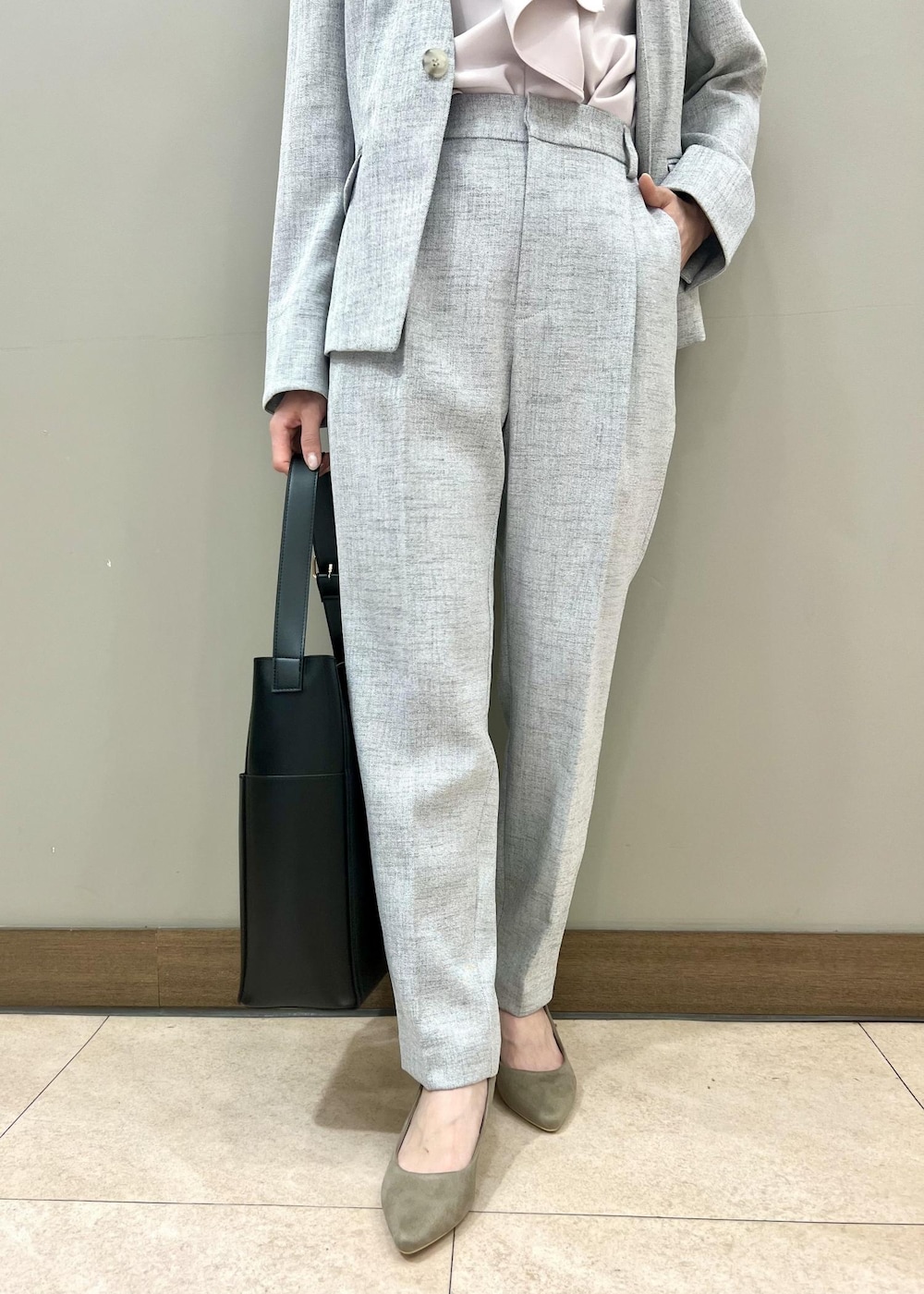 ブラック系のショルダーバッグ、パープル系のシャツ/ブラウス、グレー系のその他パンツを着用したレディースの春コーディネートの5枚目の写真