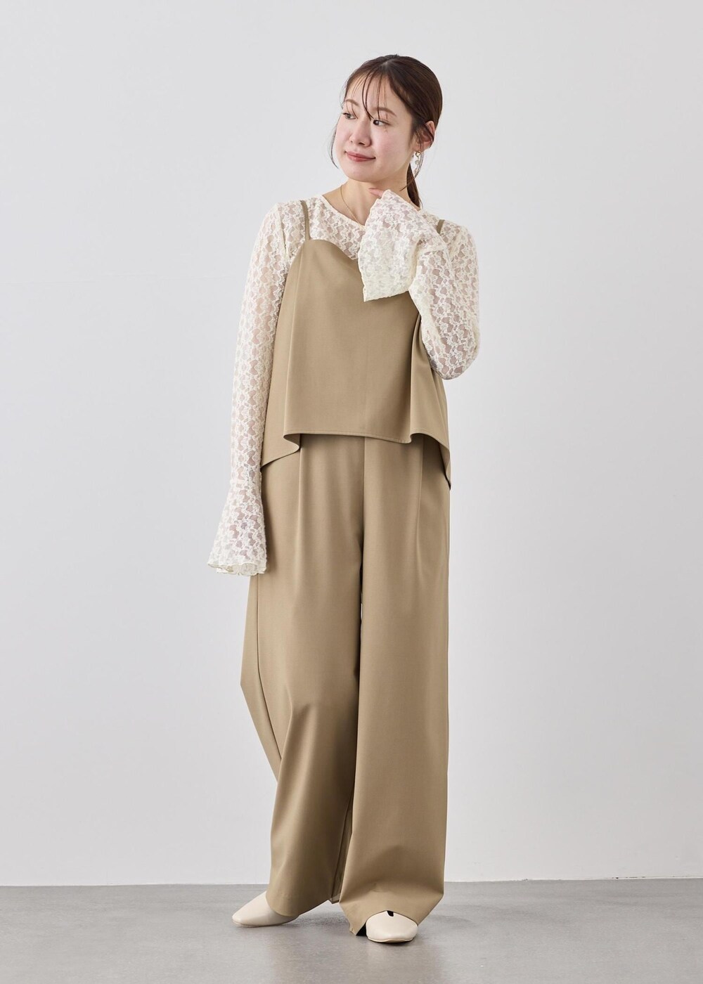 ベージュ系のつなぎ/オールインワン、ホワイト系のTシャツ/カットソー、ホワイト系のパンプスを着用したレディースの冬コーディネートの4枚目の写真