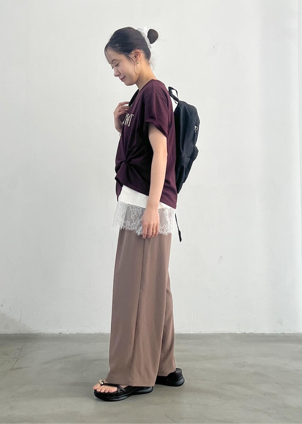 ブラウン系のその他パンツ、ブラック系のサンダル、ホワイト系のキャミソールを着用したレディースの夏コーディネートの3枚目の写真