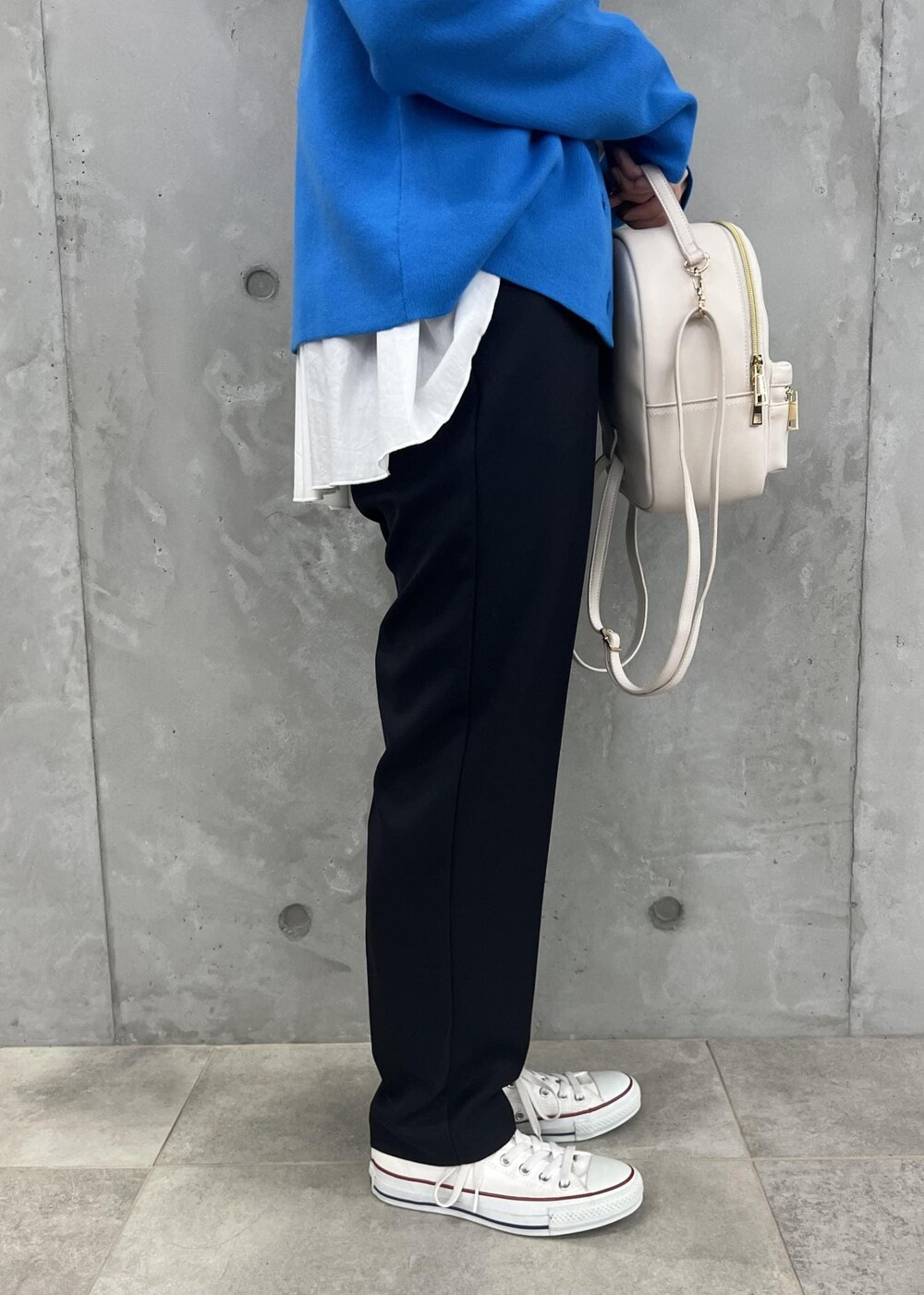 ブラック系のその他パンツ、ホワイト系のバックパック/リュック、ブルー系のカーディガン/ボレロを着用したレディースの秋コーディネートの6枚目の写真