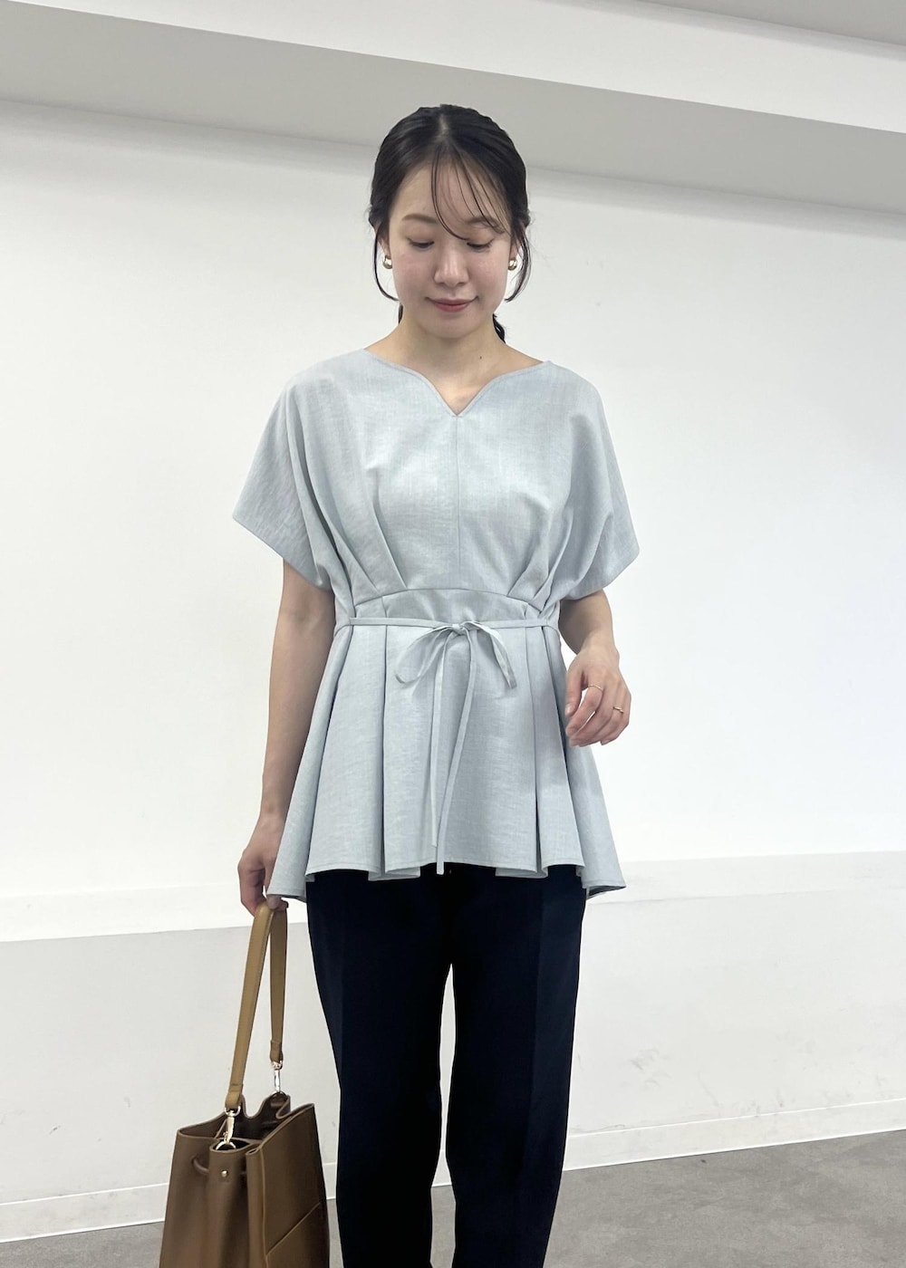 ブラウン系のショルダーバッグ、ブルー系のシャツ/ブラウス、ホワイト系のサンダルを着用したレディースの夏コーディネートの5枚目の写真