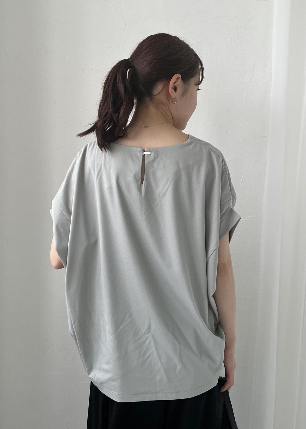 ブラック系のサンダル、ブラック系のトートバッグ、グリーン系のTシャツ/カットソーを着用したレディースの春コーディネートの5枚目の写真
