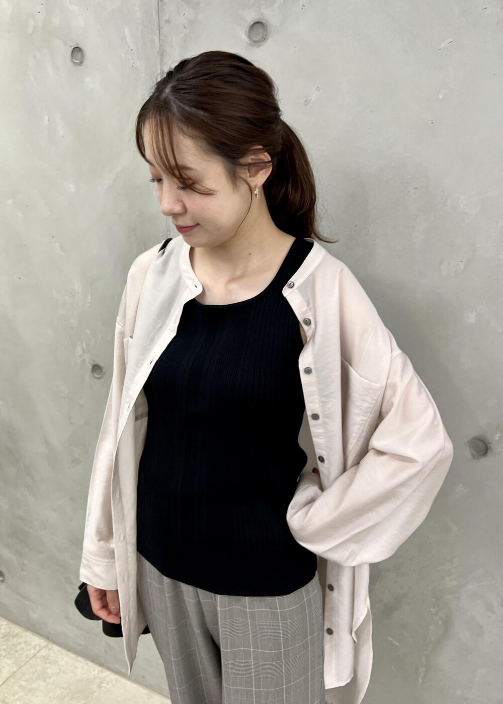 グレー系のその他パンツ、ブラック系のサンダル、ブラック系のショルダーバッグを着用したレディースの夏コーディネートの7枚目の写真