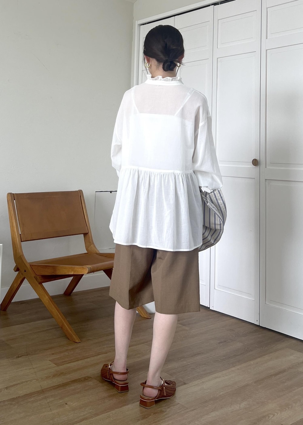 ブルー系のトートバッグ、ホワイト系のシャツ/ブラウス、イエロー系のその他パンツを着用したレディースの春コーディネートの4枚目の写真