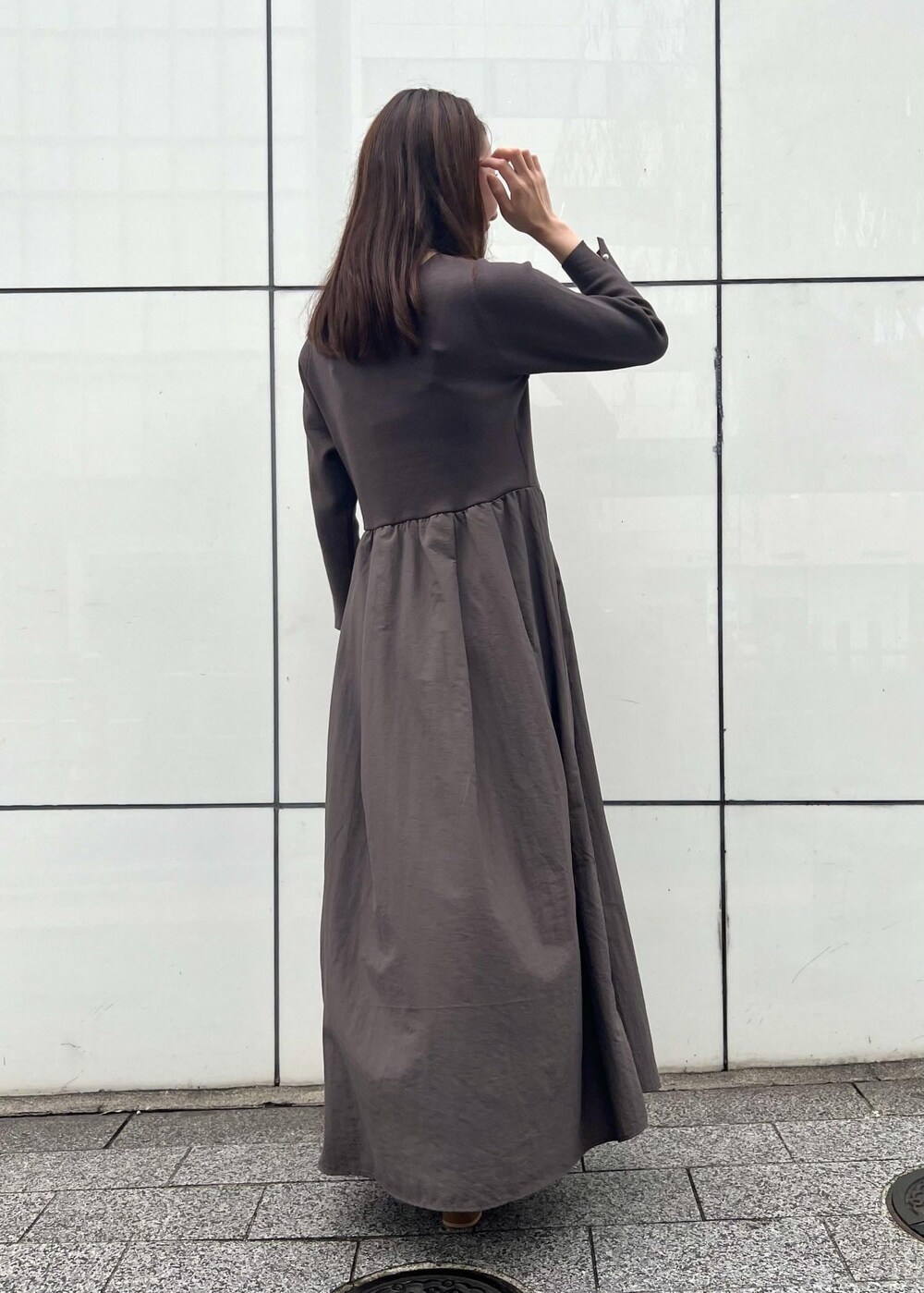 ブラウン系のブーツ、グレー系のワンピースを着用したレディースの秋コーディネートの3枚目の写真