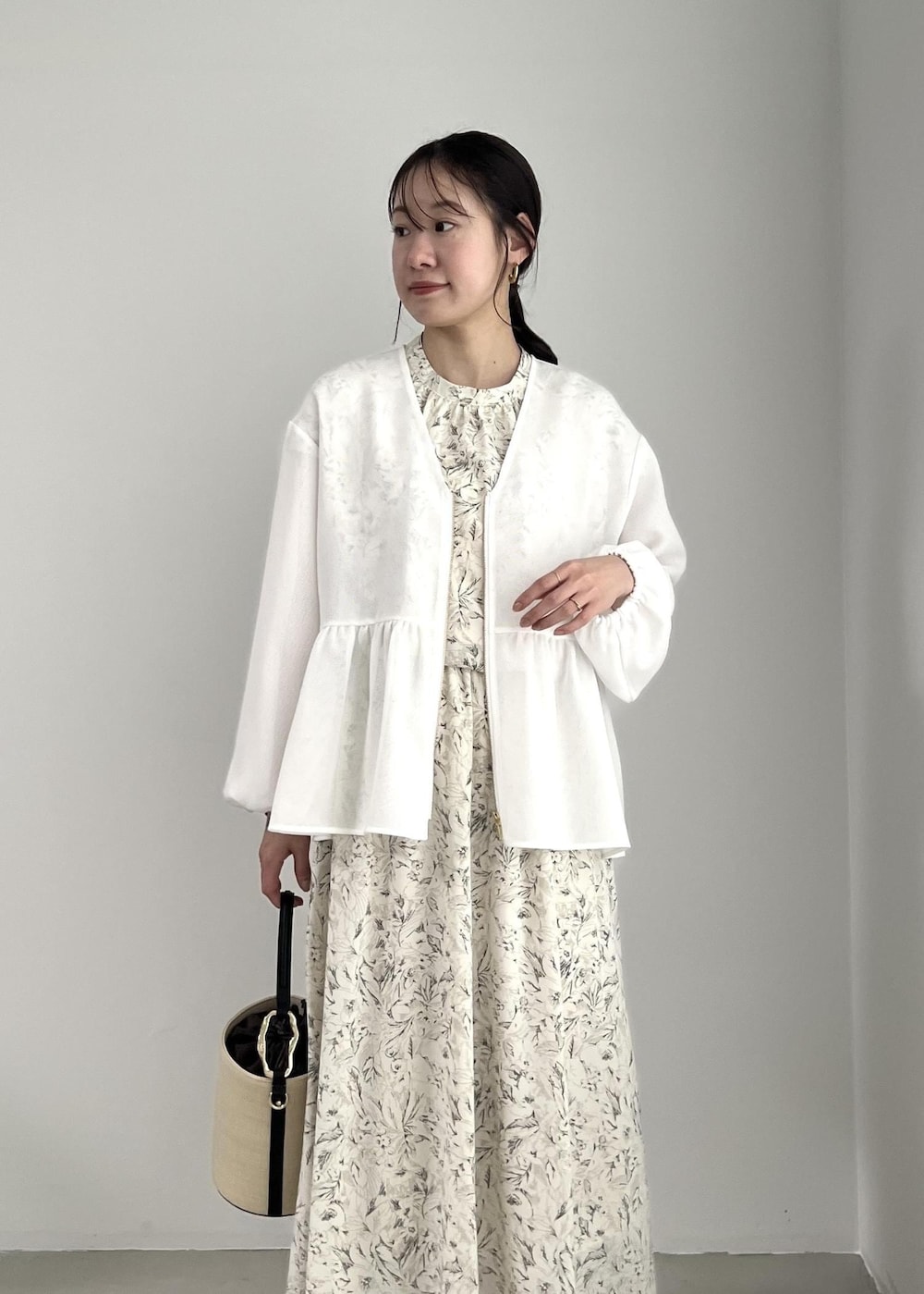 ホワイト系のブルゾン、ブラック系のサンダル、ホワイト系のワンピースを着用したレディースの春コーディネートの5枚目の写真