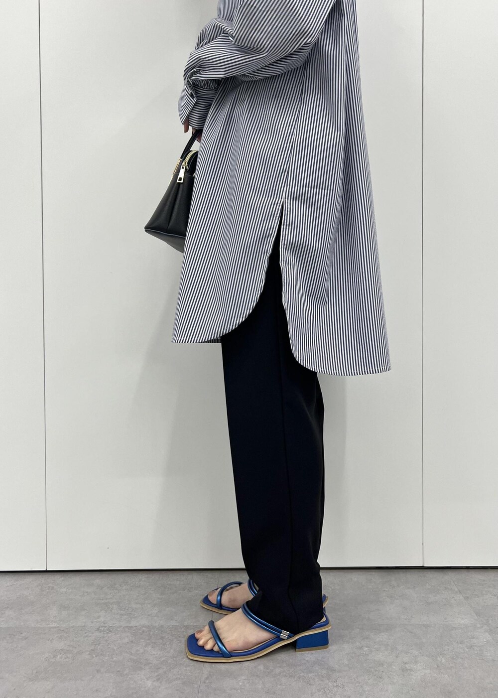 ブルー系のサンダル、ブラック系のショルダーバッグ、ブラック系のその他パンツを着用したレディースの夏コーディネートの6枚目の写真