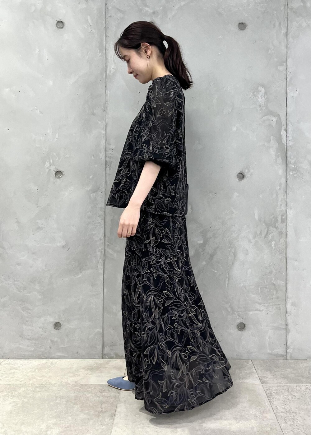 ブルー系のパンプス、ブラック系のショルダーバッグ、ブラック系のシャツ/ブラウスを着用したレディースの夏コーディネートの2枚目の写真