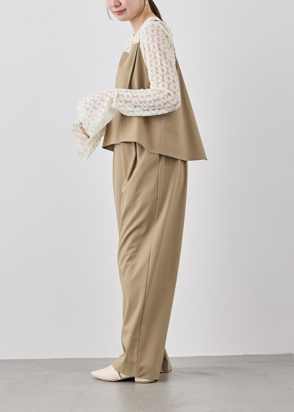 ベージュ系のつなぎ/オールインワン、ホワイト系のTシャツ/カットソー、ホワイト系のパンプスを着用したレディースの冬コーディネートの7枚目の写真