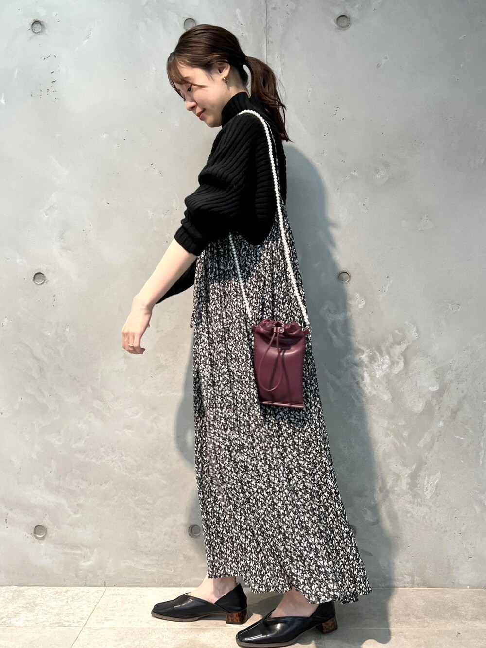 ブラック系のニット/セーター、ブラック系のワンピース、ブラック系のその他シューズを着用したレディースの夏コーディネートの2枚目の写真