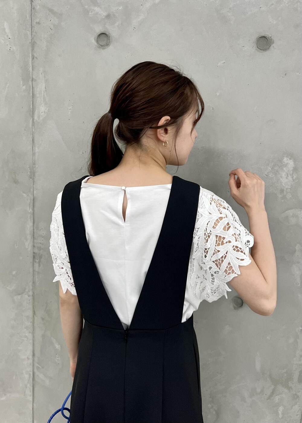 ブラック系のサンダル、ホワイト系のTシャツ/カットソー、ブルー系のショルダーバッグを着用したレディースの夏コーディネートの5枚目の写真