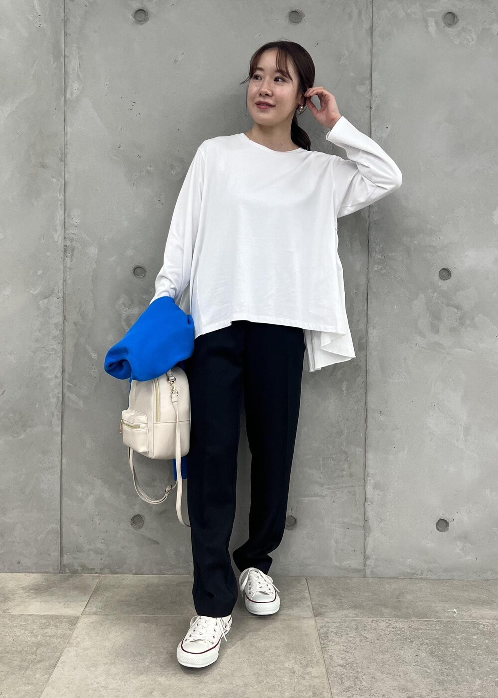 ブラック系のその他パンツ、ホワイト系のバックパック/リュック、ブルー系のカーディガン/ボレロを着用したレディースの秋コーディネートの7枚目の写真