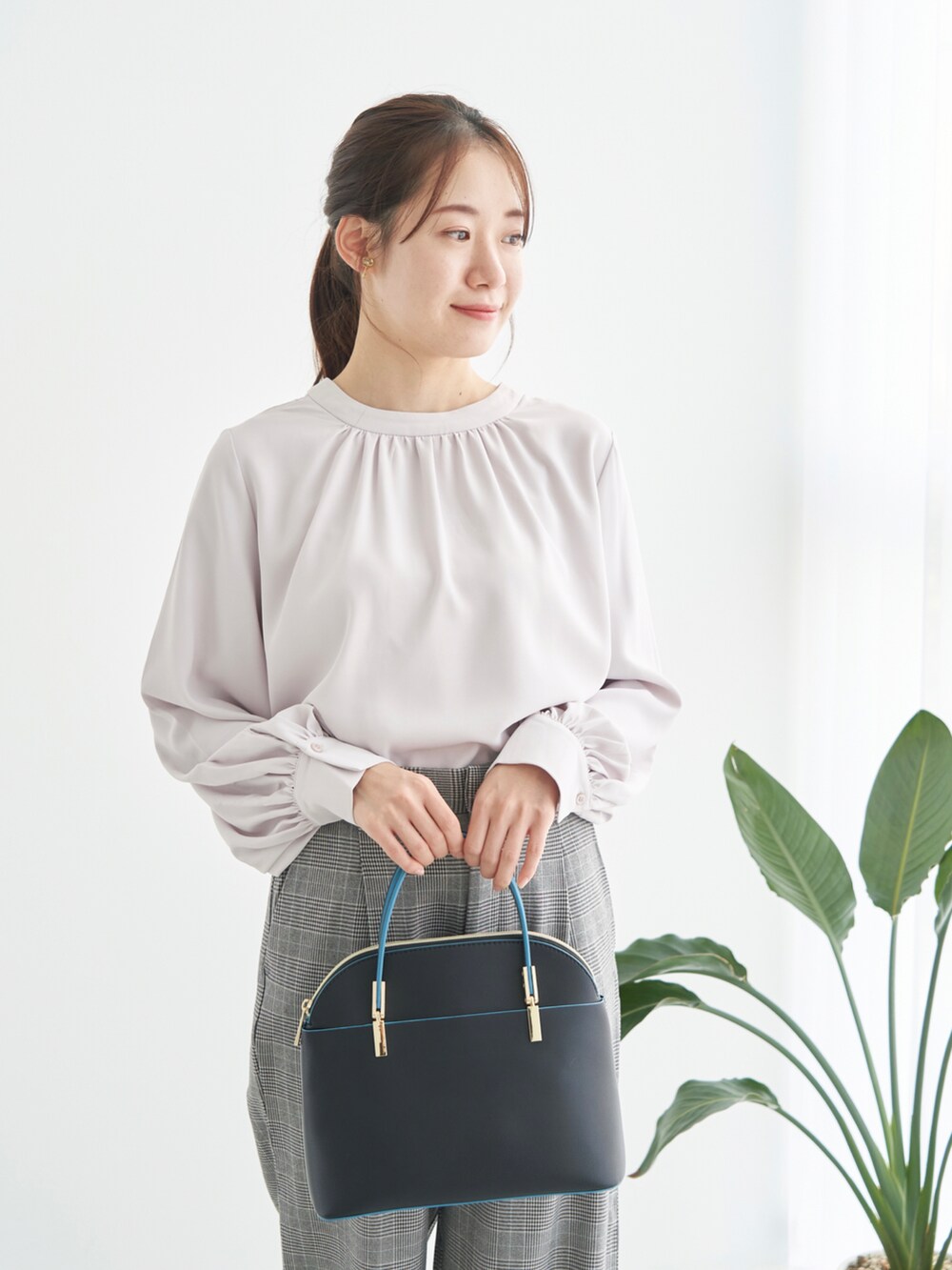 パープル系のシャツ/ブラウス、ブラック系のパンプス、ブラック系のショルダーバッグを着用したレディースの秋コーディネートの4枚目の写真