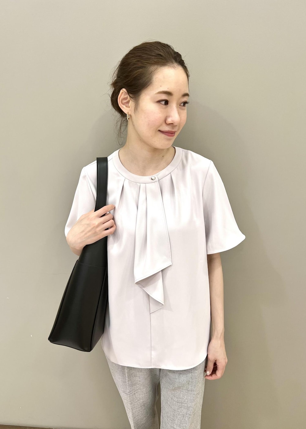 ブラック系のショルダーバッグ、パープル系のシャツ/ブラウス、グレー系のその他パンツを着用したレディースの春コーディネートの4枚目の写真