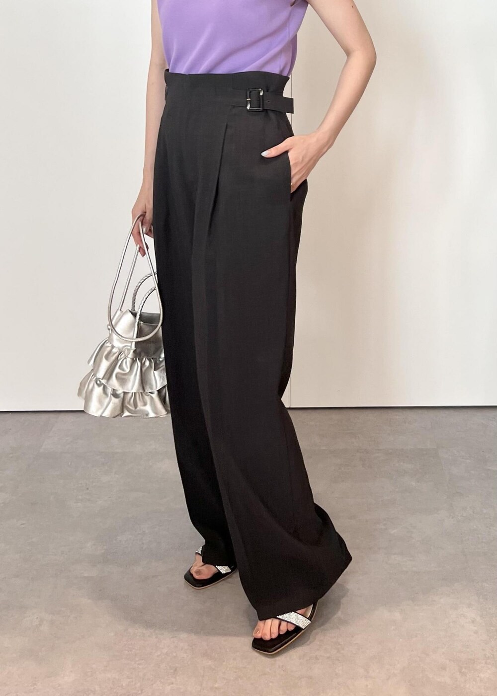 パープル系のニット/セーター、グレー系のその他パンツ、ブラック系のサンダルを着用したレディースの夏コーディネートの5枚目の写真