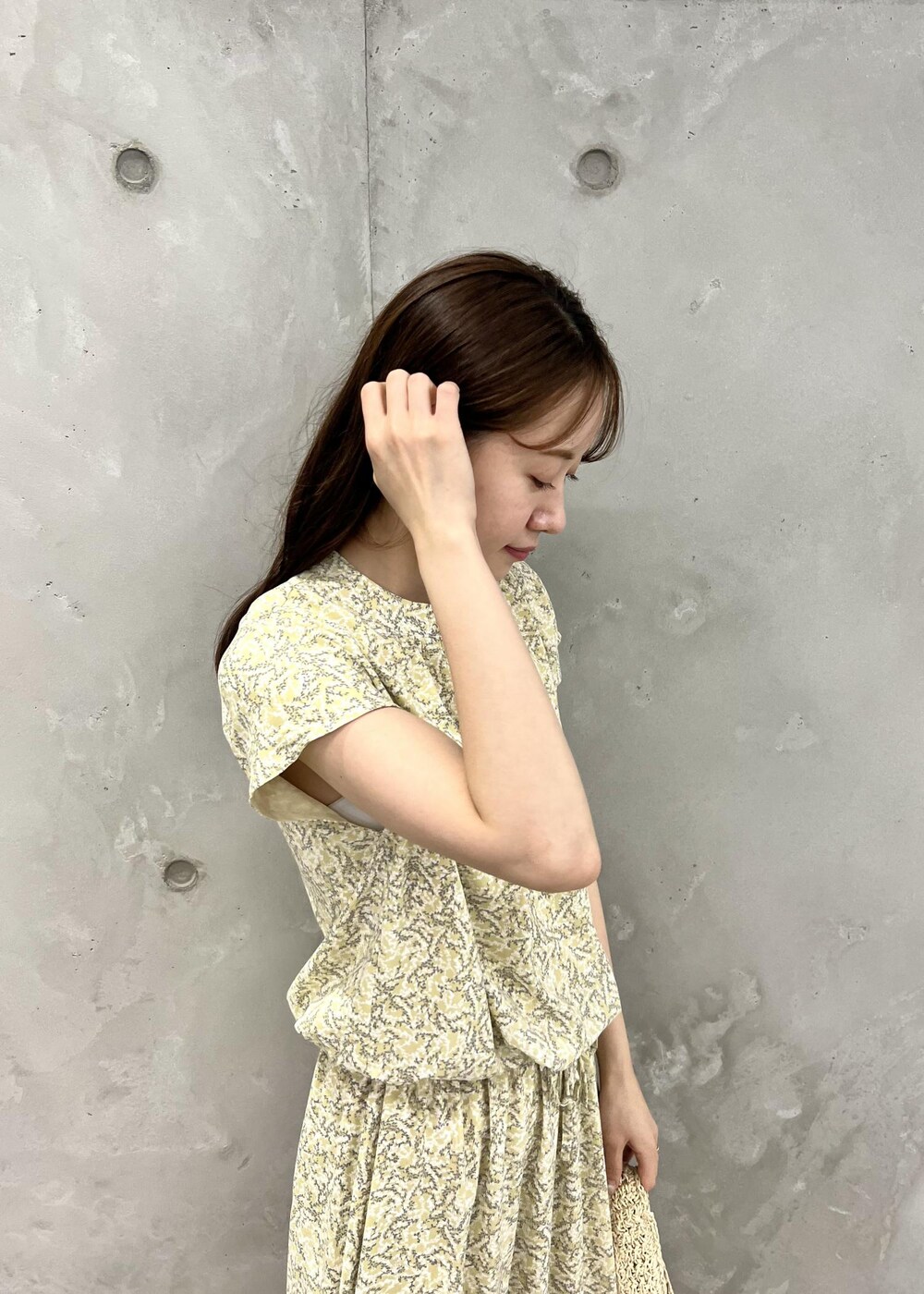 ベージュ系のサンダル、ホワイト系のトートバッグ、イエロー系のワンピースを着用したレディースの夏コーディネートの4枚目の写真