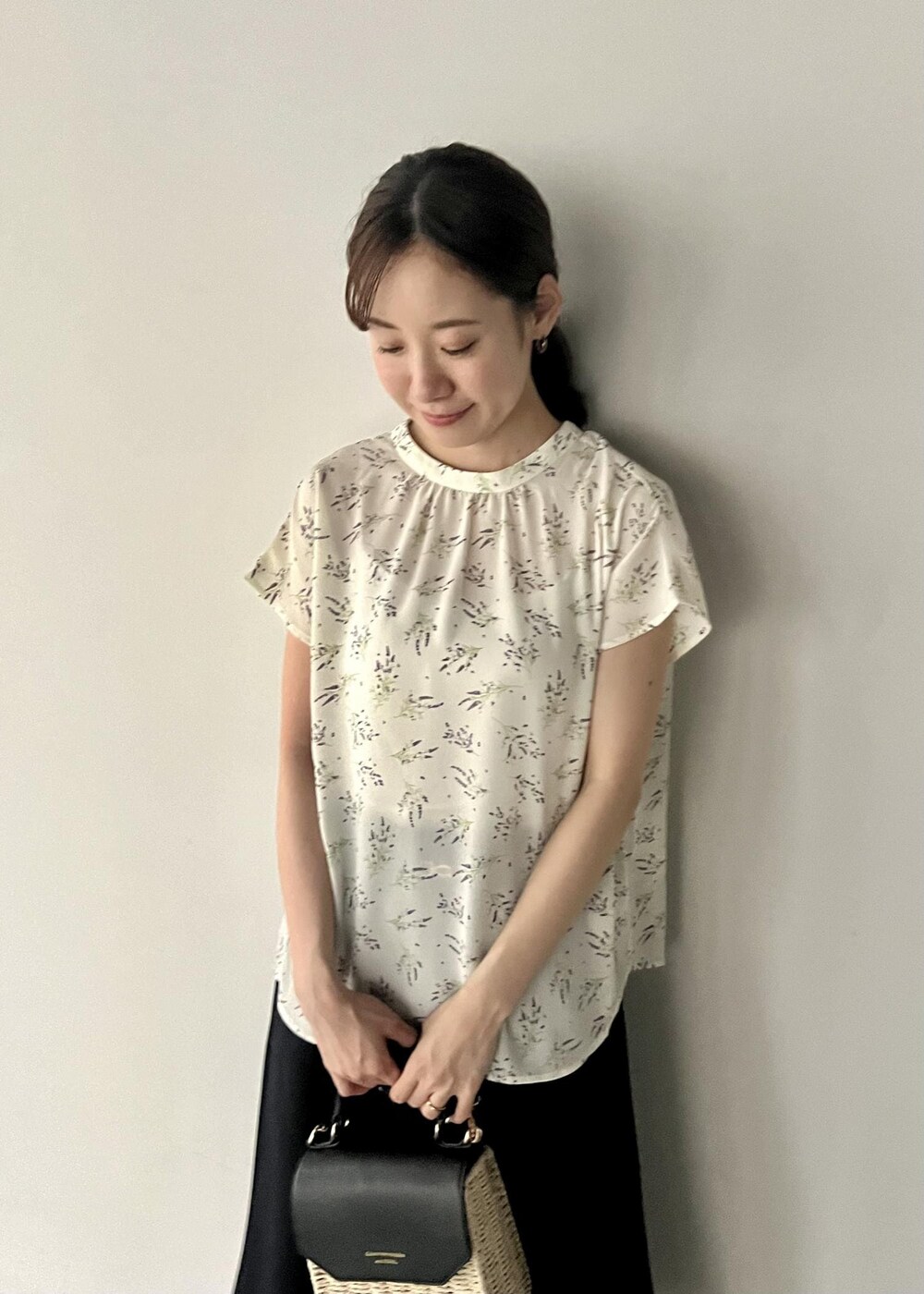 ブラック系のショルダーバッグ、ブラック系のサンダル、ブルー系のスカートを着用したレディースの夏コーディネートの4枚目の写真