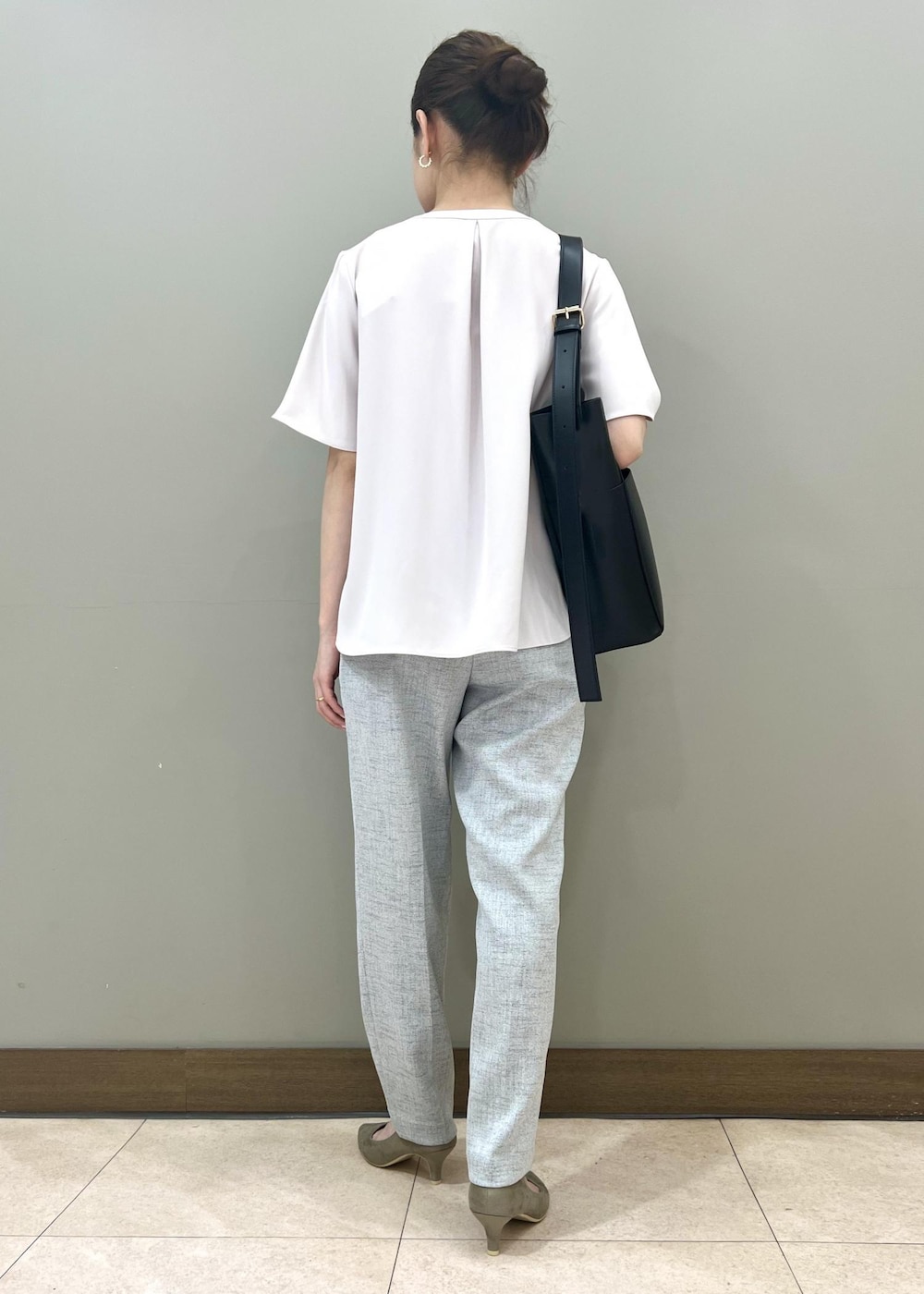 ブラック系のショルダーバッグ、パープル系のシャツ/ブラウス、グレー系のその他パンツを着用したレディースの春コーディネートの3枚目の写真