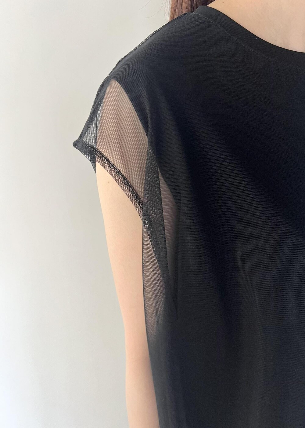 ブラック系のサンダル、ブラック系のTシャツ/カットソー、ブラック系のスカートを着用したレディースの夏コーディネートの5枚目の写真