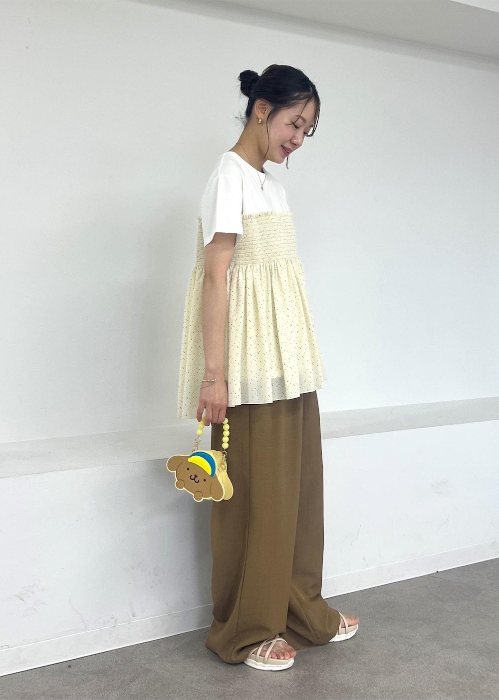 イエロー系のその他パンツ、ホワイト系のサンダル、ブラック系のTシャツ/カットソーを着用したレディースの夏コーディネートの3枚目の写真