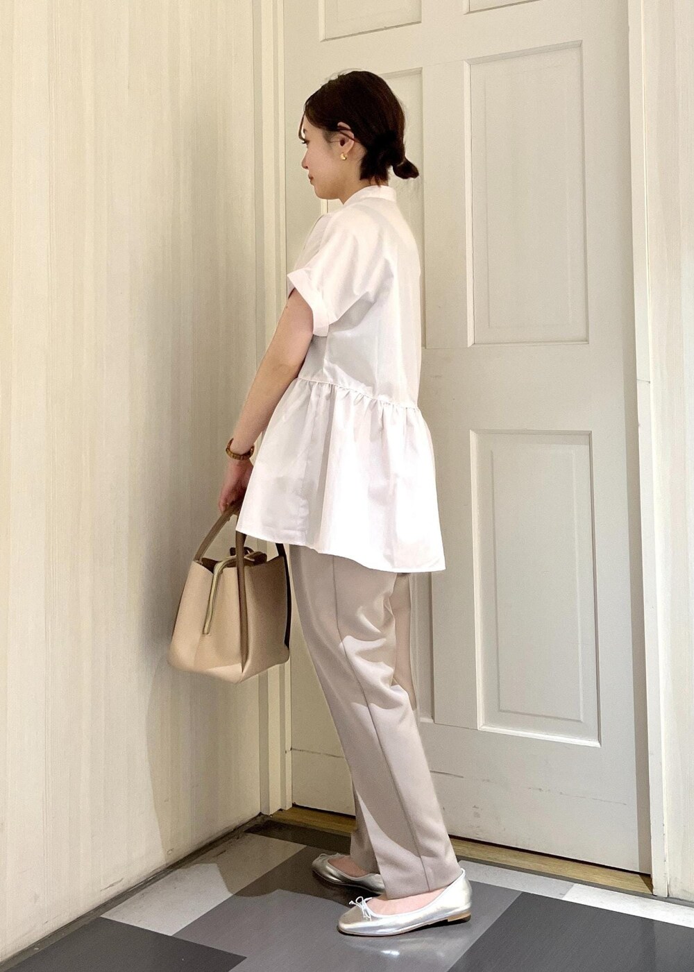 イエロー系のその他パンツ、ベージュ系のショルダーバッグ、シルバー系のバレエシューズを着用したレディースの春コーディネートの2枚目の写真