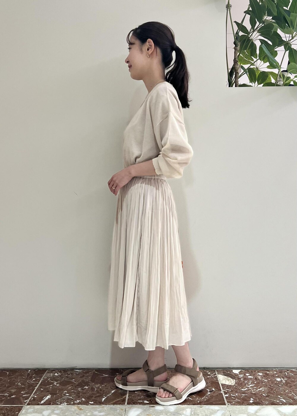 ベージュ系のTシャツ/カットソー、オレンジ系のトートバッグ、ベージュ系のサンダルを着用したレディースの夏コーディネートの2枚目の写真