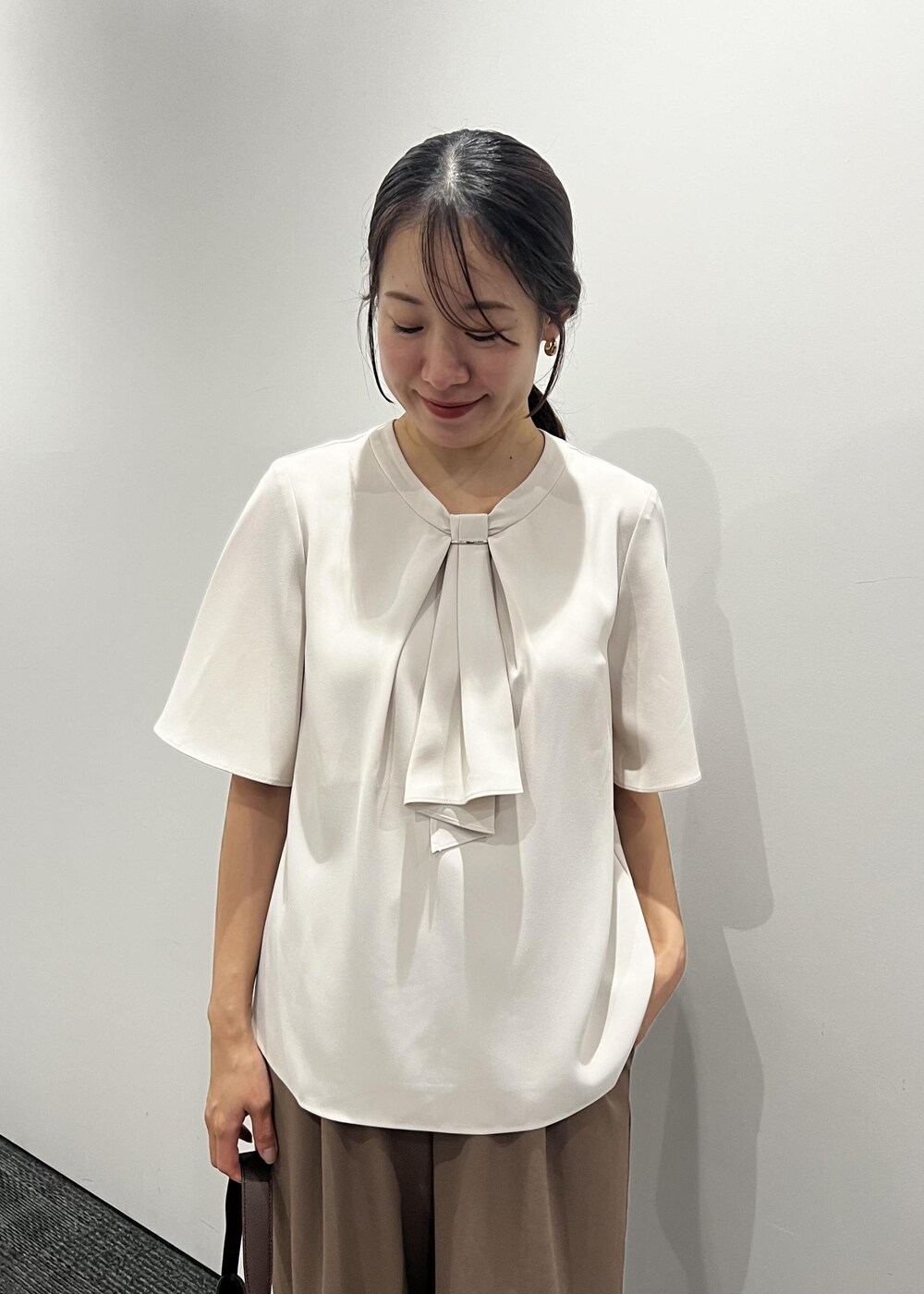 ブラウン系のその他パンツ、ベージュ系のシャツ/ブラウス、ブラック系のパンプスを着用したレディースの夏コーディネートの5枚目の写真