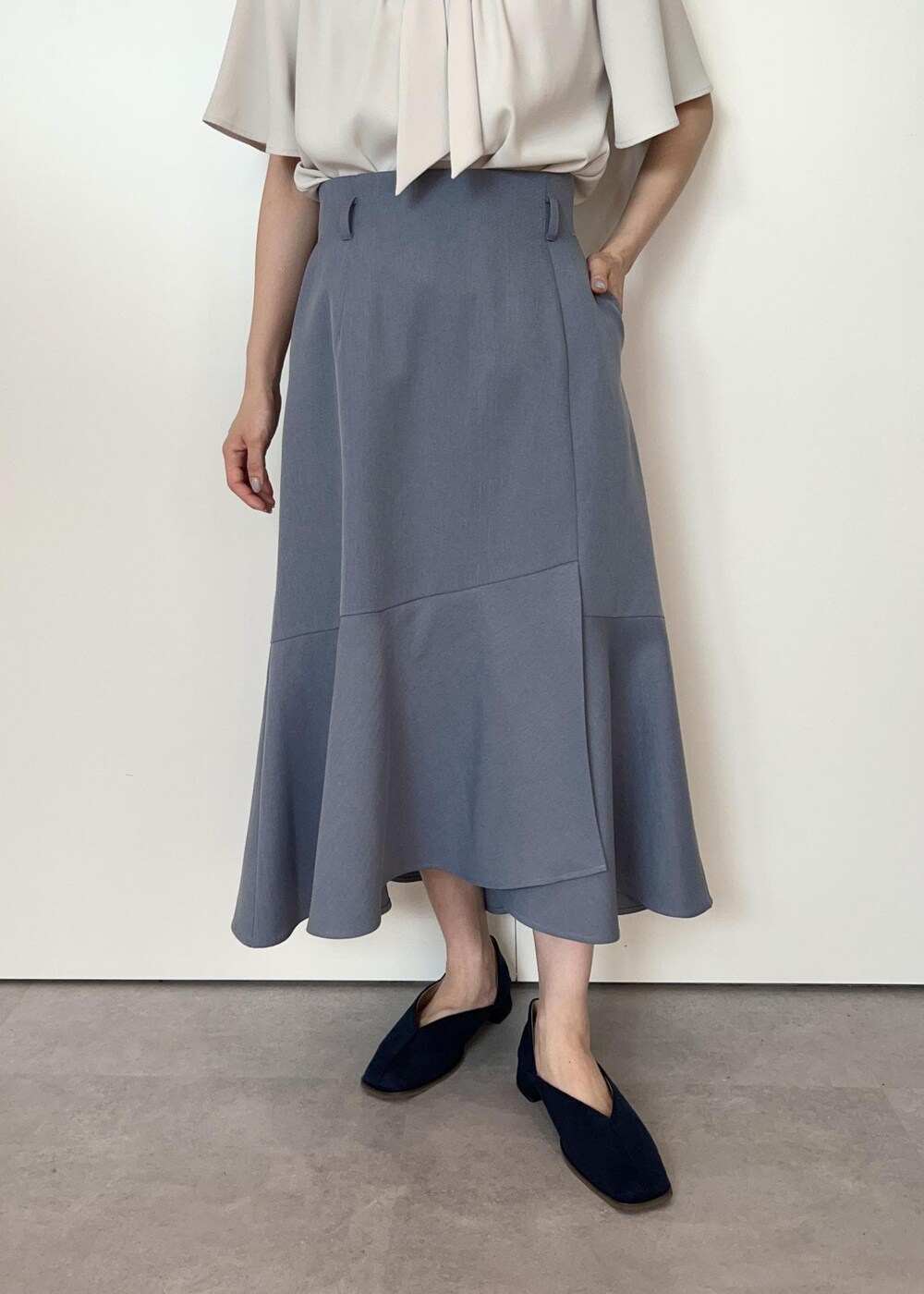 グレー系のシャツ/ブラウス、ブルー系のパンプス、シルバー系のショルダーバッグを着用したレディースの夏コーディネートの6枚目の写真