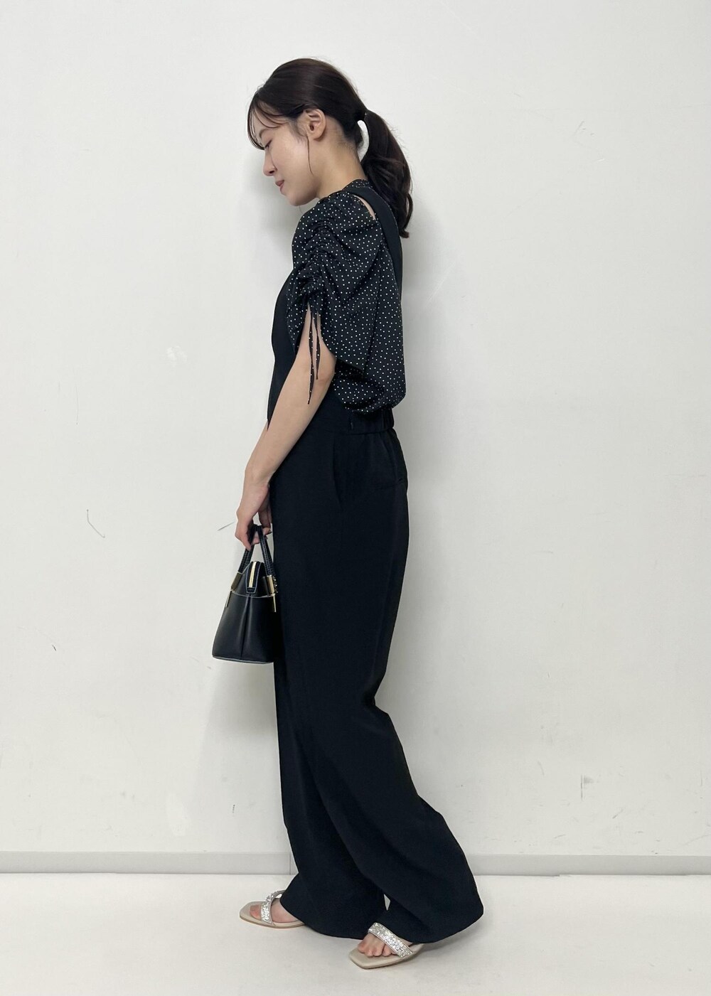 ホワイト系のサンダル、ブラック系のシャツ/ブラウス、ブラック系のつなぎ/オールインワンを着用したレディースの夏コーディネートの2枚目の写真