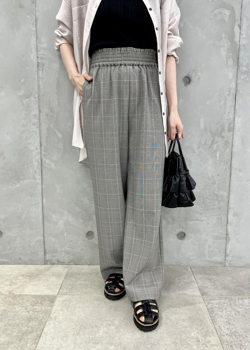 グレー系のその他パンツ、ブラック系のサンダル、ブラック系のショルダーバッグを着用したレディースの夏コーディネートの4枚目の写真