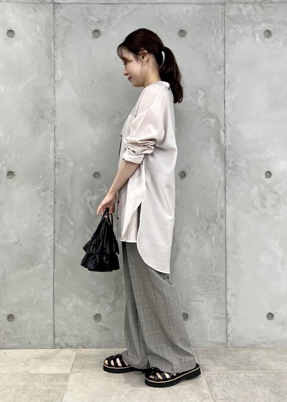 グレー系のその他パンツ、ブラック系のサンダル、ブラック系のショルダーバッグを着用したレディースの夏コーディネートの2枚目の写真