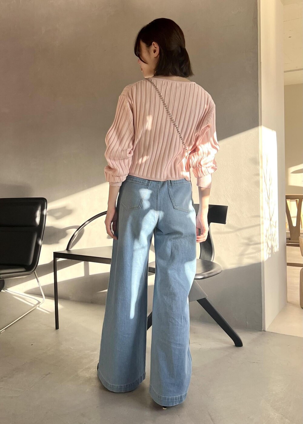 ピンク系のカーディガン/ボレロ、ブルー系のデニムパンツ、ブラック系のパンプスを着用したレディースの冬コーディネートの3枚目の写真