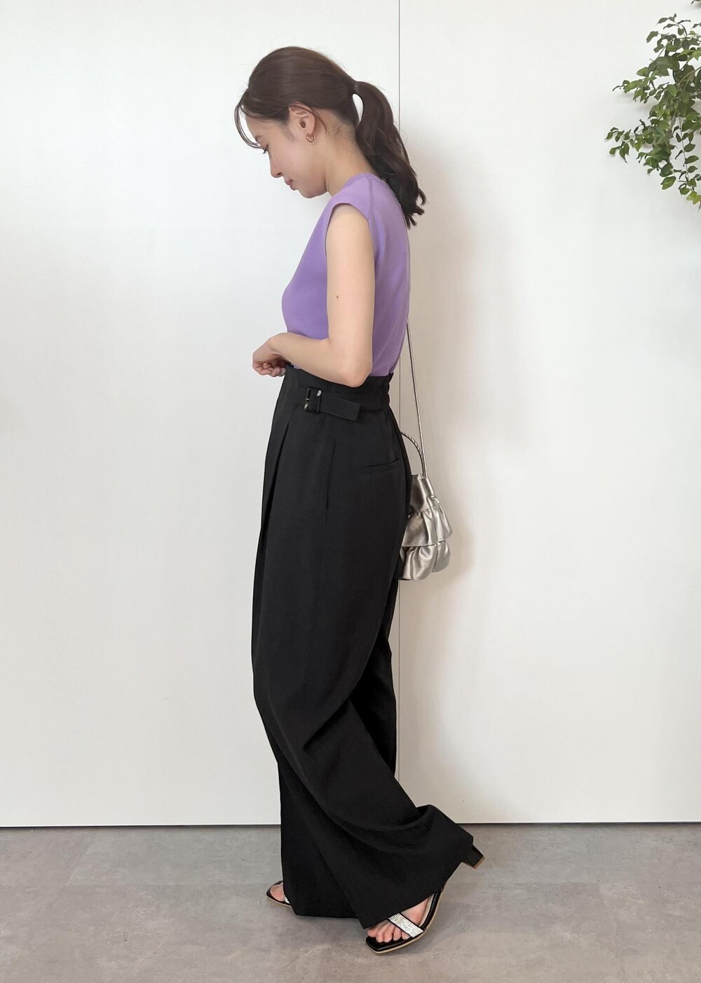 パープル系のニット/セーター、グレー系のその他パンツ、ブラック系のサンダルを着用したレディースの夏コーディネートの2枚目の写真