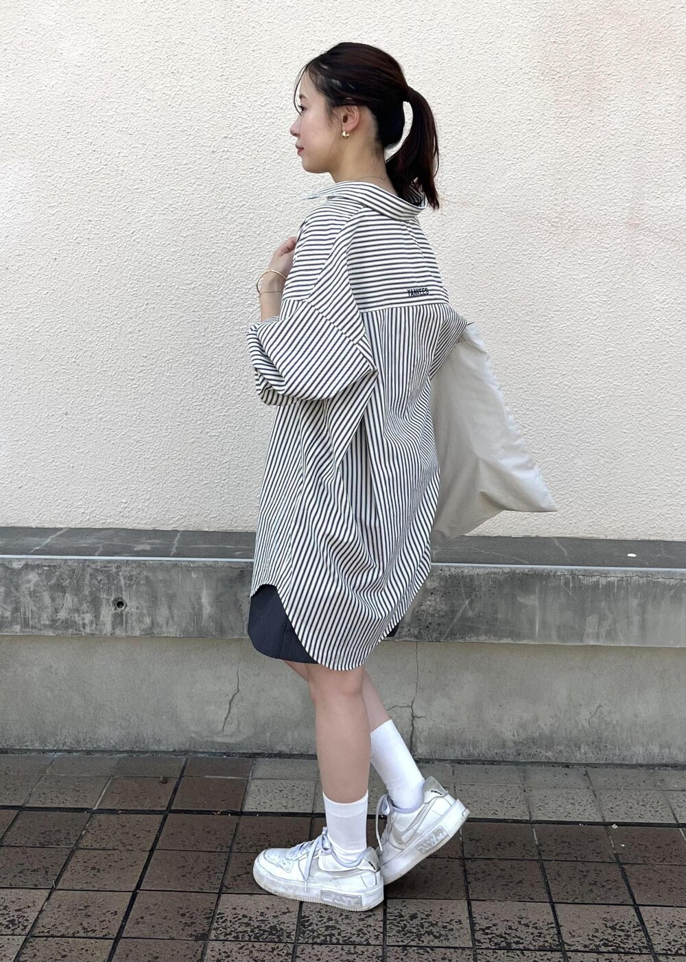 グレー系のその他パンツ、ホワイト系のタンクトップ、ホワイト系のシャツ/ブラウスを着用したレディースの秋コーディネートの2枚目の写真