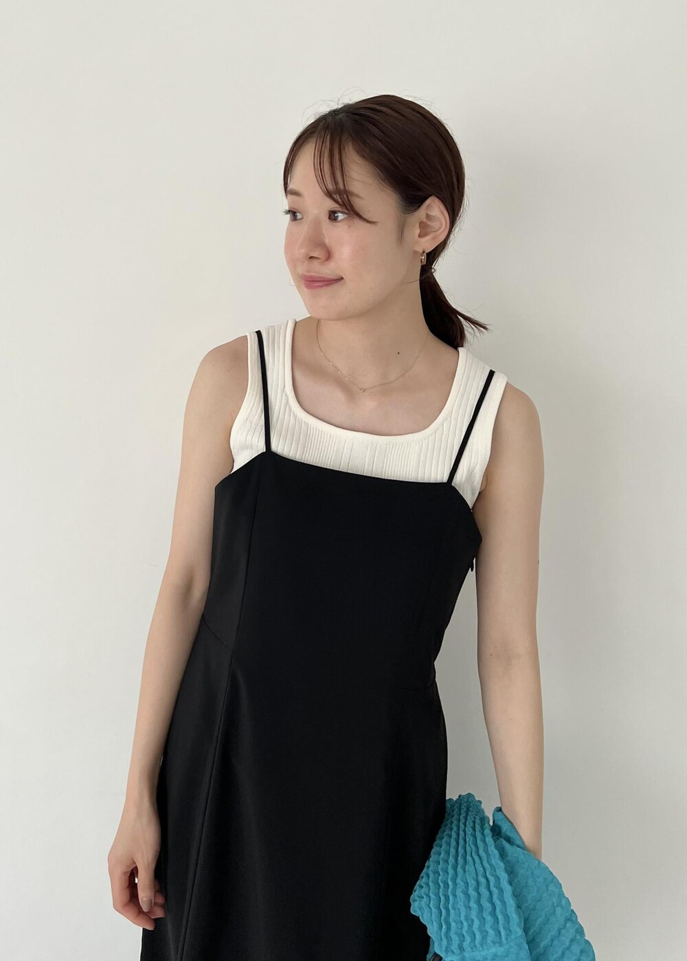 ブラック系のワンピース、ホワイト系のタンクトップ、ブラック系のサンダルを着用したレディースの夏コーディネートの7枚目の写真