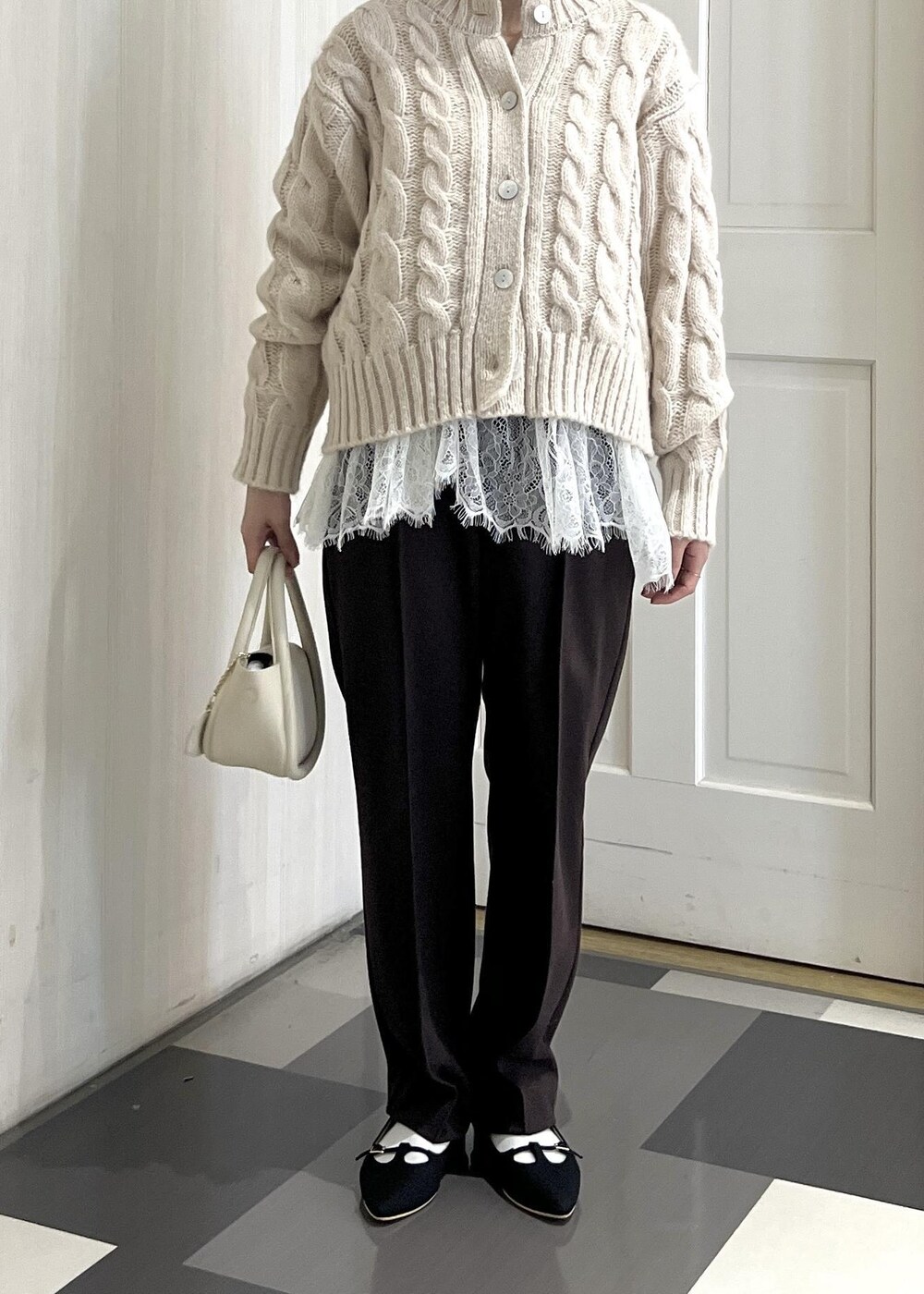 ブラック系のパンプス、ホワイト系のショルダーバッグ、ブラウン系のその他パンツを着用したレディースの冬コーディネートの6枚目の写真