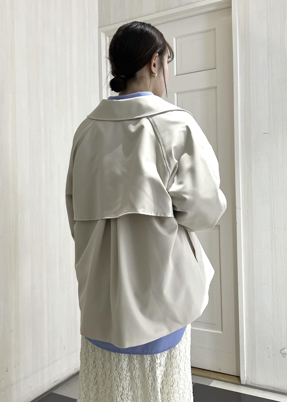 ブラウン系のボストンバッグ、ベージュ系のパンプス、ホワイト系のスウェットを着用したレディースの冬コーディネートの6枚目の写真