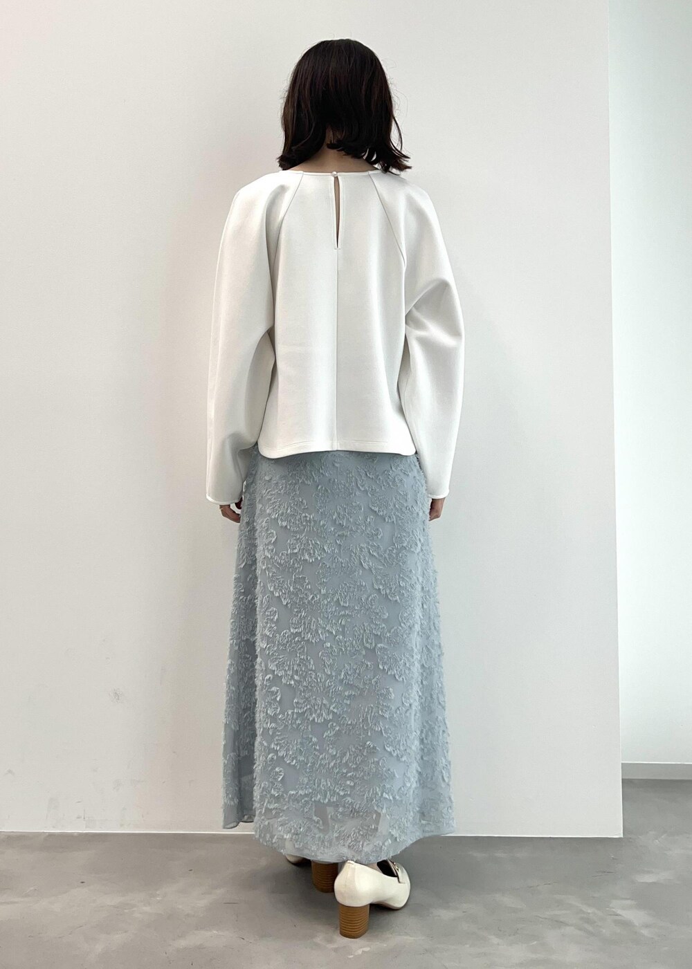 ホワイト系のローファー、ホワイト系のTシャツ/カットソー、ブルー系のスカートを着用したレディースの春コーディネートの5枚目の写真