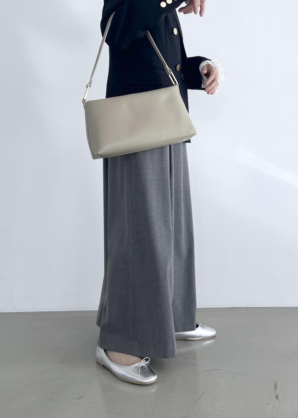 ホワイト系のTシャツ/カットソー、グレー系のワンピース、ベージュ系のショルダーバッグを着用したレディースの冬コーディネートの7枚目の写真