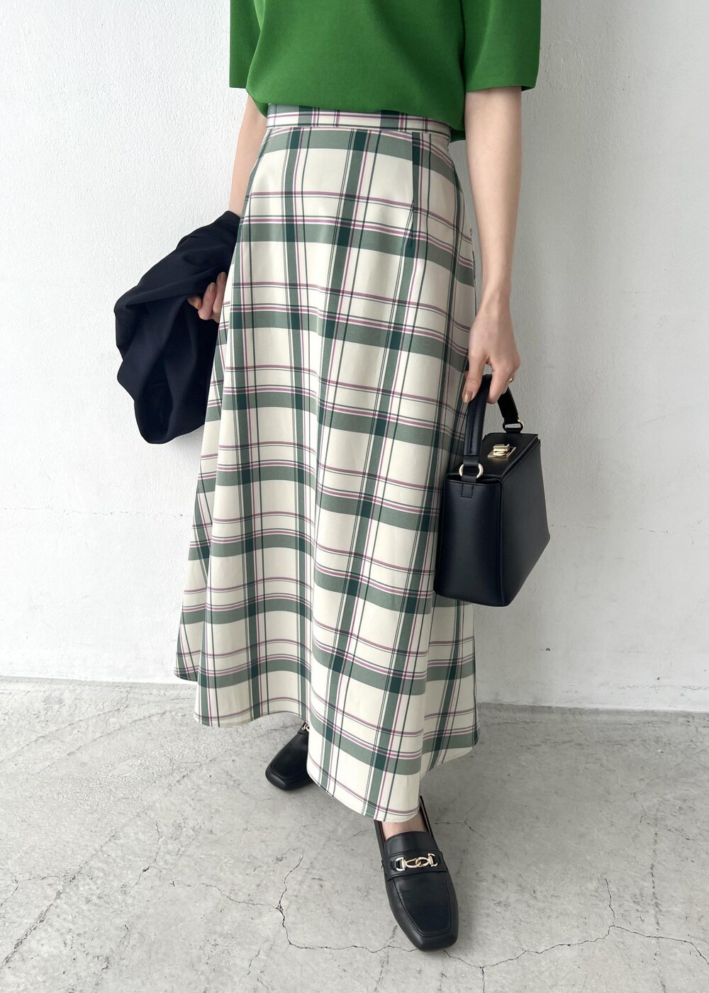 ブルー系のテーラードジャケット、グリーン系のスカート、グリーン系のニット/セーターを着用したレディースの春コーディネートの4枚目の写真