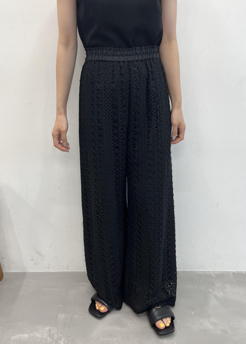 ブラック系のニット/セーター、ブラック系のサンダル、ブラック系のその他パンツを着用したレディースの夏コーディネートの4枚目の写真