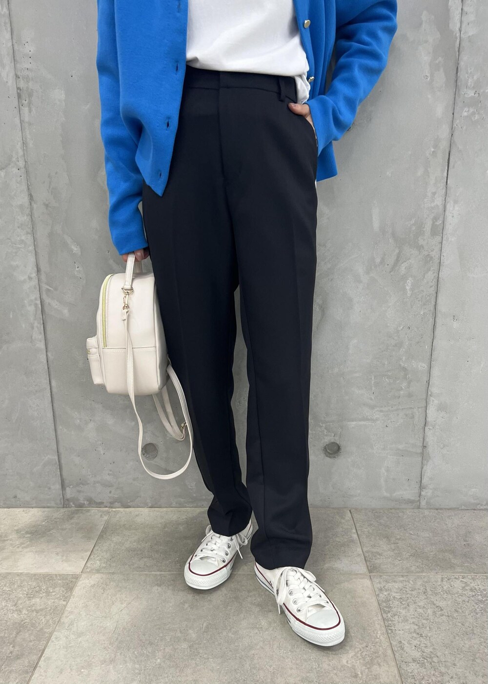 ブラック系のその他パンツ、ホワイト系のバックパック/リュック、ブルー系のカーディガン/ボレロを着用したレディースの秋コーディネートの5枚目の写真