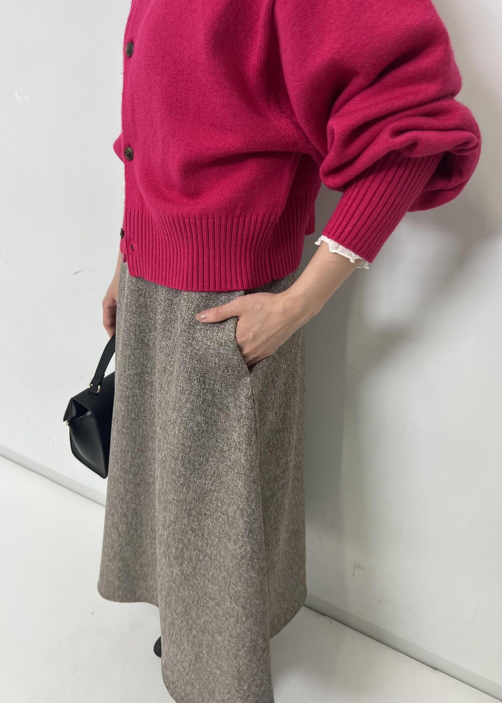 ベージュ系のジャンパースカート、ピンク系のカーディガン/ボレロ、ホワイト系のTシャツ/カットソーを着用したレディースの秋コーディネートの7枚目の写真