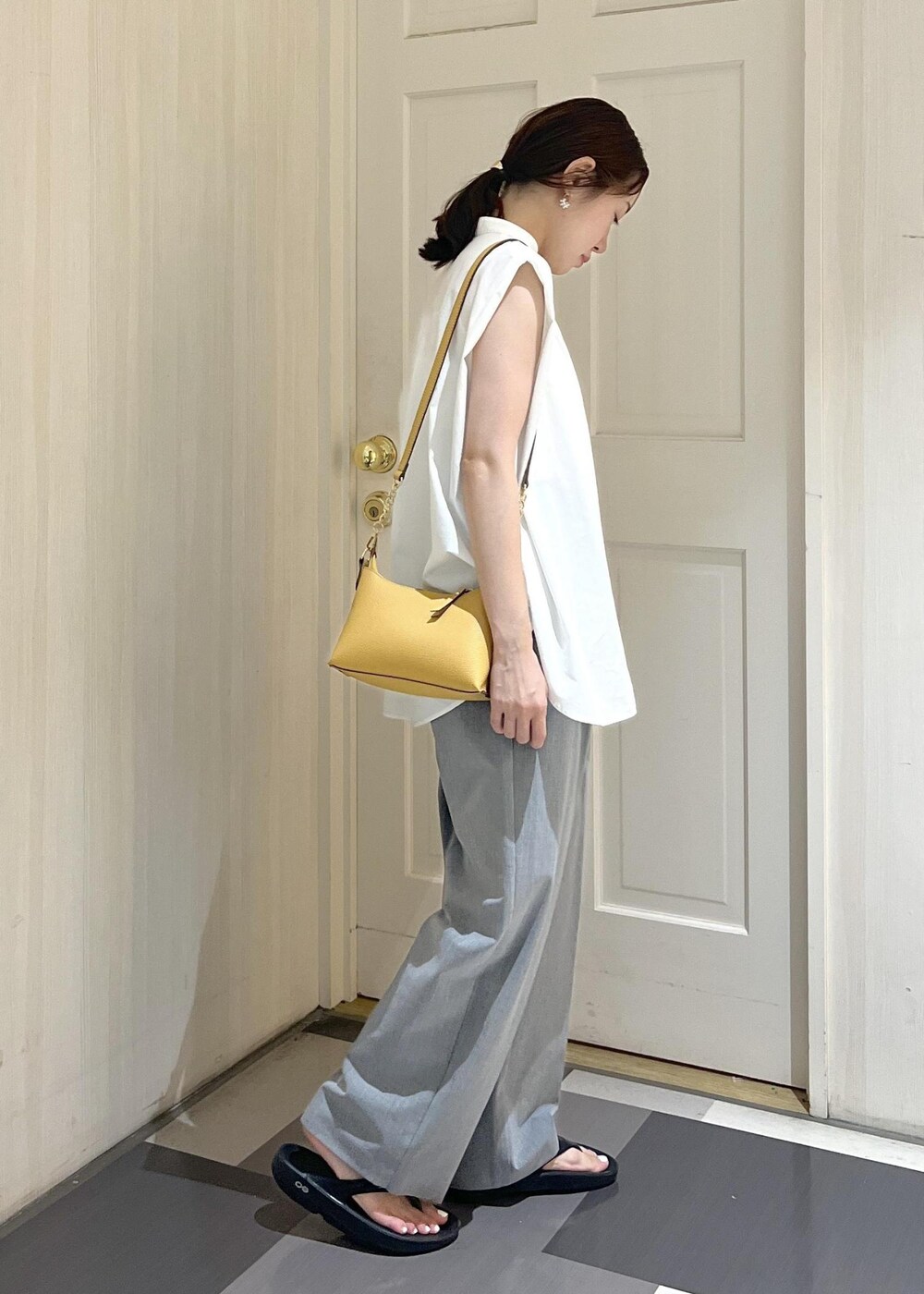 ホワイト系のシャツ/ブラウス、グレー系のその他パンツ、ブラック系のサンダルを着用したレディースの夏コーディネートの3枚目の写真
