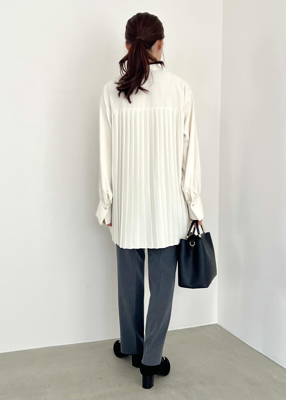 ブラック系のローファー、ブラック系のショルダーバッグ、グレー系のその他パンツを着用したレディースの冬コーディネートの3枚目の写真